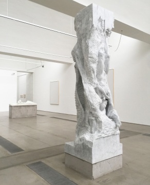 克里斯丁·莱默茨《储存》 白色卡拉拉大理石   340×90×90cm  2016  艺术家收藏
