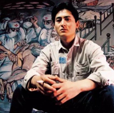 1991年，艺术家在武汉的工作室内，其身后是刚完成的《协和三联画之一》 © 曾梵志工作室
