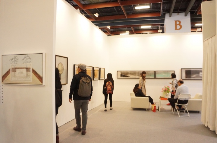内地画廊艾米李在开幕第二天迎来了画廊过往参加艺博会积累的台湾藏家。
