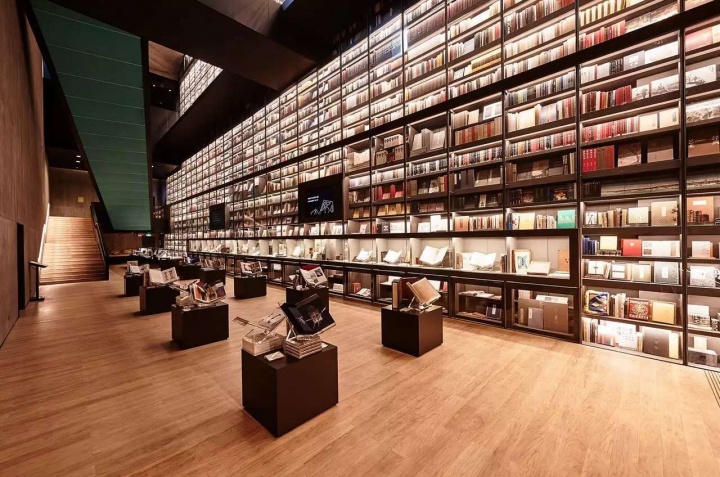 雅昌艺术中心的30米高50米宽的书墙和3000多平米的书店
