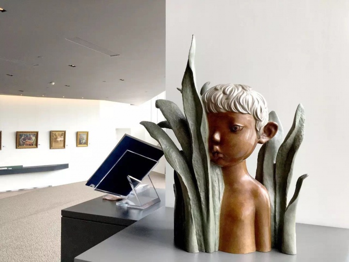 雅昌（深圳）艺术中心展出的当代艺术雕塑展
