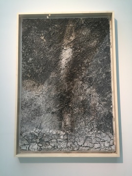 
《星空陨落》 280×90cm 亚克力，土，未加工钻石，不同材料 1995 - 1999（MAP收藏）

