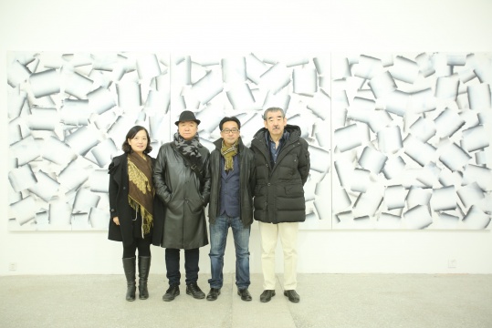 策展人方振宁（左二）、艺术家李迪（左三）
