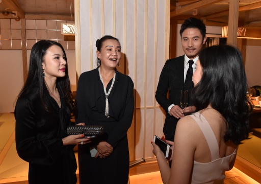 （左起）傲鳗主理人温妮、企业家张兰、演员耿乐在展览现场
