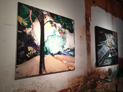 许宏翔的两件布面油彩《风景》、《一堆》则以一面打印出来的破旧墙面图为背景
