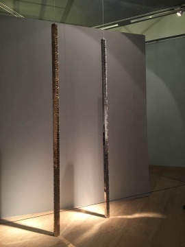 艾敬金银两色的不锈钢作品《我爱重金属》
