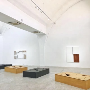 东京画廊“菅木志雄”个展现场，展出了艺术家从上世纪70年代以来的多元艺术实践
