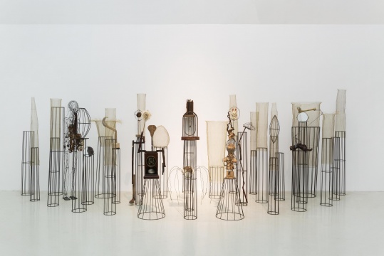 展览同名作品《永无止境》由32件雕塑组成，其中每一件由金属丝、金属网，以及骨头、瓷片、桌子腿、椅子腿、鞋楦等一系列拾得材料组成
