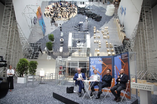 发布会现场，左起：汉斯·乌尔里希·奥布里斯特、证大集团创始人&董事长戴志康、远景能源CEO张雷、李龙雨
