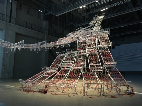 盐田千春 《生命之川》 高22米  装置(新委任作品)  2017年

