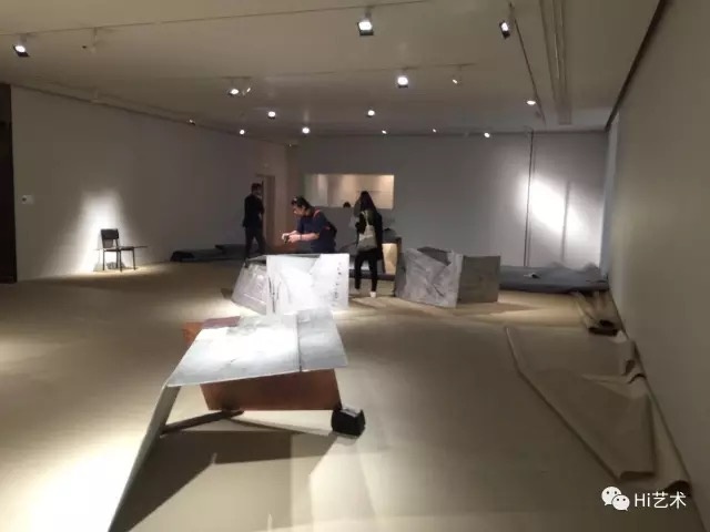 贝浩登香港展出了2016年曾在广州时代美术馆和北京红砖美术馆展出过的、获2007年“杜尚奖”的意大利艺术家塔蒂安娜·杜薇2013年至2017年的作品。本次个展营造着一个“要安于任何环境”的居住空间，地面的贴纸、毛毡与胶皮等不同的材料区隔着空间，同时也引导着观展的不同心理状态。

 

 

 佩斯香港

仇晓飞：问松柳

日期：2017年3月20日 - 2017年4月20日

地址：香港中环皇后大道中30号娱乐行15楼C
