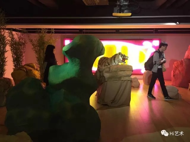 展览展出了2014年获颁“Sovereign杰出亚洲艺术奖(the Sovereign Asian Art Prize)“的香港艺术家王浩然2017年全新项目。继2013年在香港巴塞尔现场打造艺术酒吧装置之后，艺术家在 chi art space不大的现场制造了一个迷幻的“放虎归山”现场。闪烁的霓虹与竹石营造着驿动的氛围，观众可以在现场坐下来欣赏龚志成作曲的古筝音乐。

 

 

香港世界画廊

五月画会之抽象浪潮

日期：2017年3月16日 - 2017年4月23日

地址：香港中环都爹利街3-11号律敦治大厦
