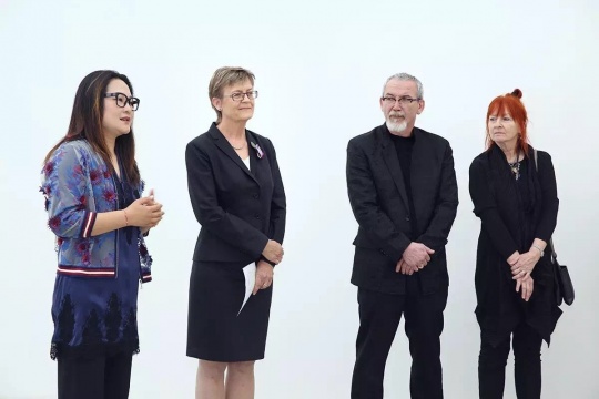 艾米李画廊负责人Amy、挪威驻中国大使馆副大使Kristin Iglum、策展人毕昂·弗勒沃戈、艺术家卡丽·奥森