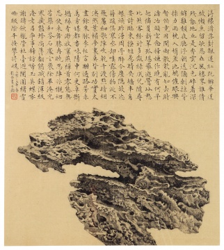 Lot 118 刘丹 《太湖石》 2003年作 水墨纸本 40.2×36 cm

估价：HKD 900,000 -1,200,000 

 

 

赏石文化最为鼎盛的莫过于宋代，文人们研发出系统性的太湖石鉴赏规范，假山石以“皱、漏、透、瘦、透”为美。刘丹的《太湖石》结构采纳自唐代以来诗与画常做整合的概念，将其分为上下两个象限，二者相得益彰，形成题画诗的形式。
