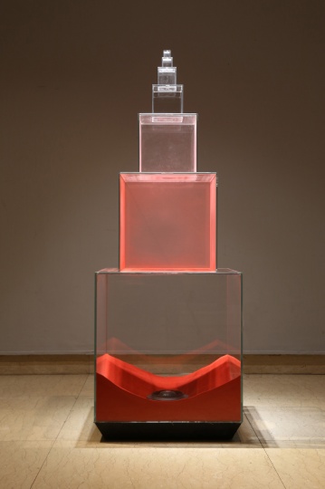 汤杰 《红尘》 161×58×58cm  沙子、玻璃、电子组件 2015

¥：120,000-150,000RMB
