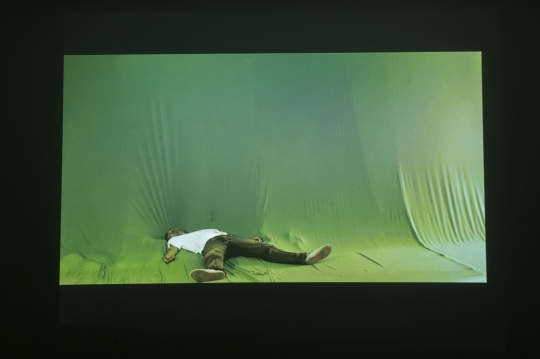 辛云鹏《20140828》，由一声枪响，演员应声倒地开始，作者通过固定镜头记录下长达二十多分钟的“假死”。作为导演，在拍摄过程中作者并没有给予演员任何停止的口令，以致于躺在地上的演员在等待中睡着。
