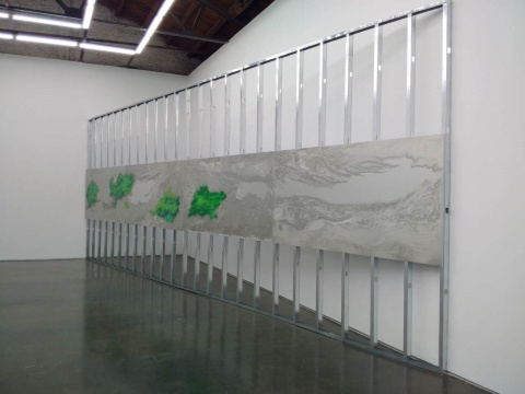 《绿色》 121×976×3cm 不锈钢、铝、油漆 2017
