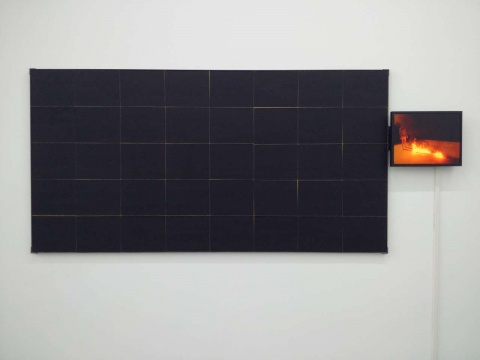 作品《黑色》 由木板、砂纸及录像组成
