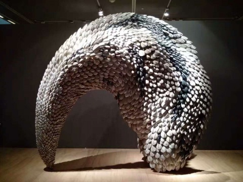 郅敏 《天象四神-白虎》 陶瓷、金属 320x120x270cm 2017
