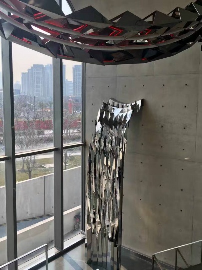 “网格状态”展览现场的《瀑布》空间装置
