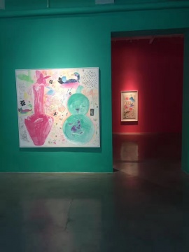 樱红、翠绿构成了“悬浮——王濛莎个展”现场的主色调
