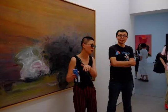  艺术家赵银鸥（左一）在展览现场
