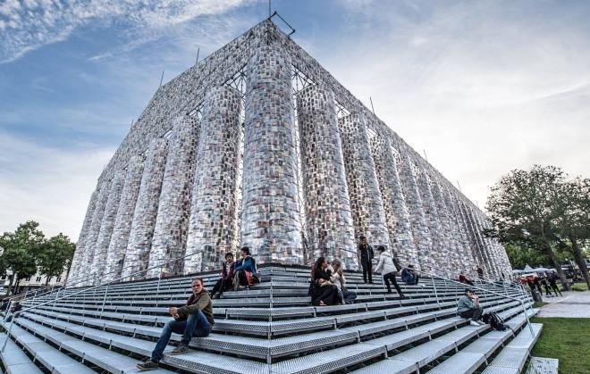卡塞尔文献展现场，艺术家Marta Minuji用十万本各国禁书堆砌堆砌起的的禁书神庙无疑是最震撼且颇具颠覆性的巨大公共装置，也成为卡塞尔文献展地标性“建筑”。
