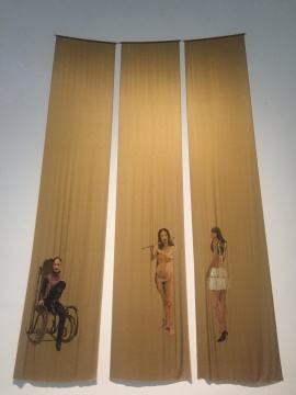 喻红《安乐椅》、《笛声》、《背影》 600×110cm×3 纺织颜料、丝绸 2008
