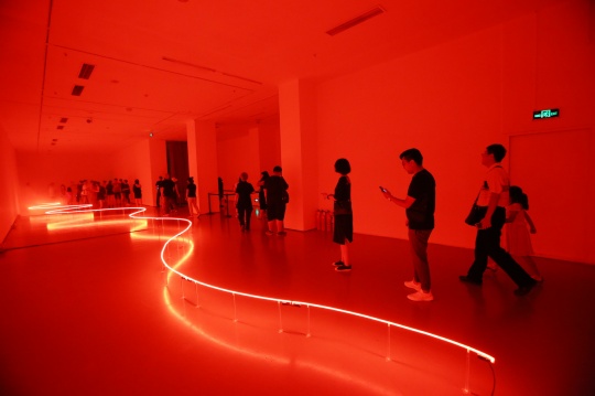 克洛德·莱维柯Claude Lévêque《我梦中的另一个世界》尺寸可变  装置 红色霓虹灯，烟雾机  2017