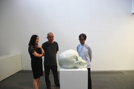 展览现场,右一张颂仁先生,左二方力钧老师
展览现场,右一张颂仁先生,左二方力钧老师