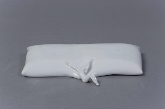 《梦》19cm×13cm×3cm 陶瓷 2015
《梦》19cm×13cm×3cm 陶瓷 2015