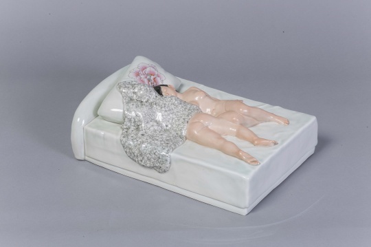 《小床》39cm×32cm×16cm 陶瓷 2015
《小床》39cm×32cm×16cm 陶瓷 2015