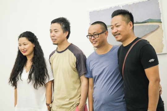 兰空间负责人石兰（左一）、艺术家郭强（左三）
