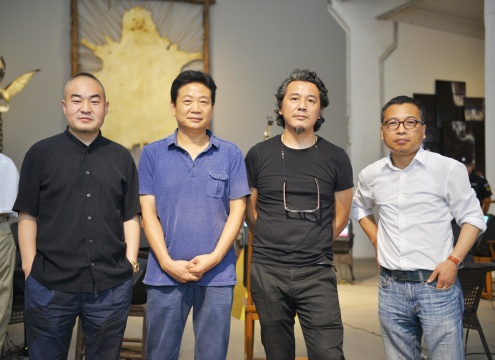 （从左至右）白盒子艺术馆馆长孙永增、策展人张子康、艺术家张琪凯、学术主持黄笃
