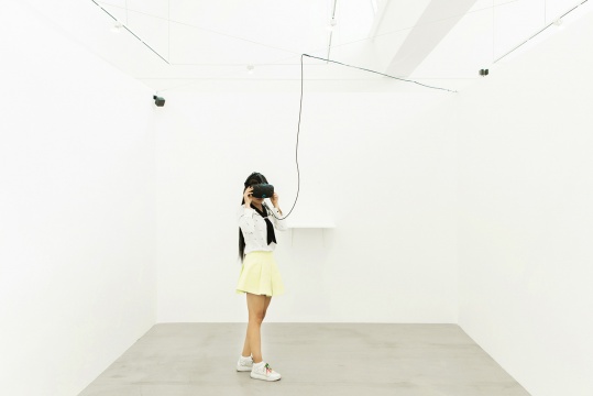克里斯丁·莱默茨作品《幽灵》展览现场，带着VR眼镜的观众
