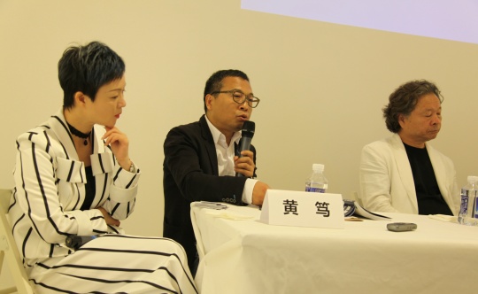 左起：艺琅国际谢蓉、黄笃（独立策展人）、尹晋燮（李圆一先生追思委员会会长、艺术评论家）、.
