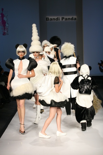 《熊猫时装秀》（静帧）  2007 （图片由尤伦斯当代艺术中心提供）
