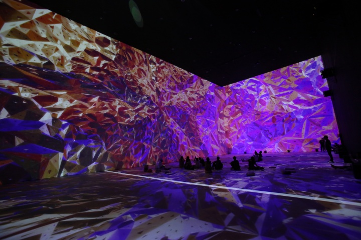 30×15×13米的“未来大厅”现场巡回播放九位/组艺术家创作的“未来