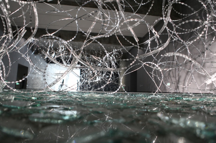 北京民生现代美术馆个展“边界／空间”展出的装置《溢光》铁丝网、玻璃管、碎玻璃 尺寸可变
