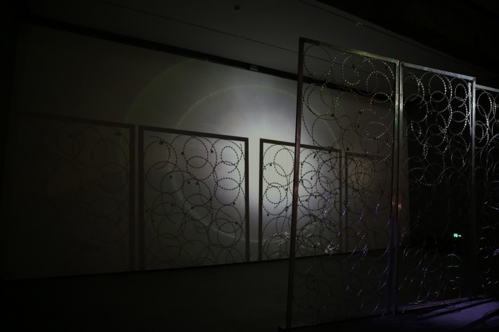 北京民生现代美术馆个展“边界／空间”展出的作品《界》 铁丝网、机械装置、影像 340×600cm
