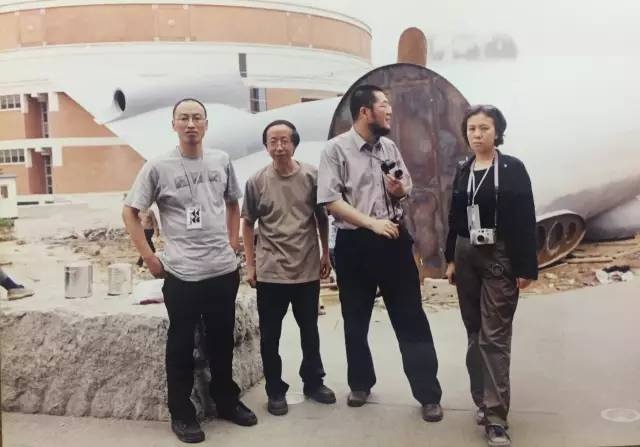 2002年“首届广州三年展”期间与策展人冯博一（左一）、艺术家黄永砯（左二）和“三年展”办公室主任郭晓彦（右一）
