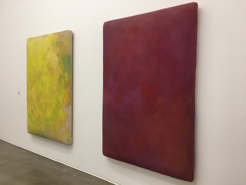 戈特哈德·格劳伯纳作品 彩色空间物体，黄色 合成棉布面油彩和丙烯1986

彩色空间物体，暗红 合成棉布面油彩和丙烯1988
