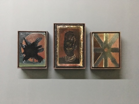 左：《分不清身体的三头鸟》18x24cm 木板油画 2017

中：《吉·鲁滨逊的邮票收藏》20x30cm 木板油画2017

右：《记忆旗帜》18x24cm 木板油画  2017
