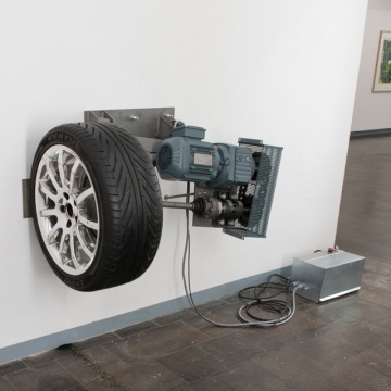 迈克尔·塞尔斯托夫（Michael Sailstorfer）《时间不是高速公路-巴塞尔》80 x 95 x 65cm 轮胎，铁，电机，电，墙  2011
