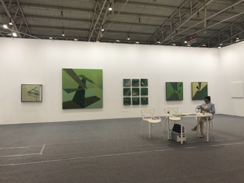 北京画廊带来了三位年轻艺术家的作品，余晓、姚朋、洪绍裴
