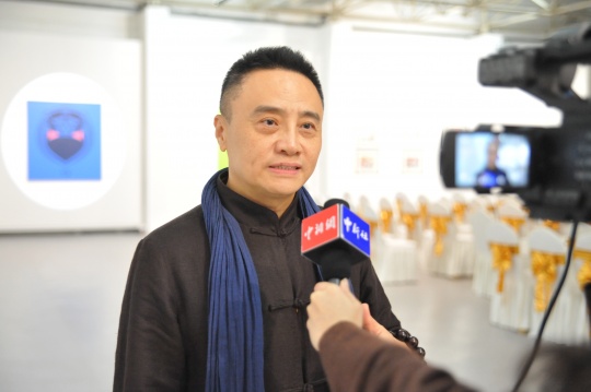 策展人之一 周龙先生在接受采访
策展人之一 周龙先生在接受采访