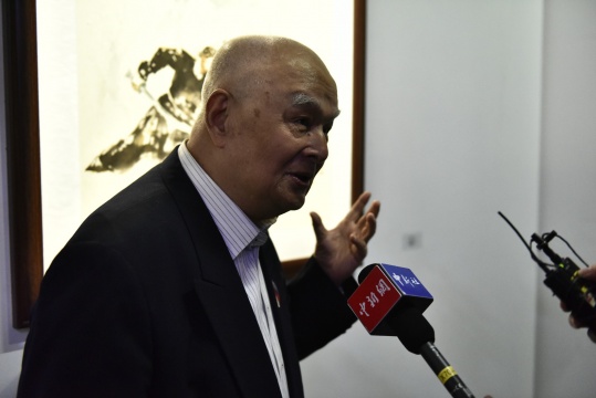 艺术家李文培先生在接受采访
艺术家李文培先生在接受采访