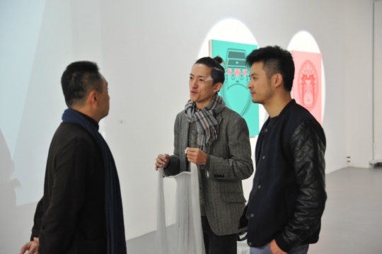 左起:策展人之一:周龙,编舞:牛俊杰;舞蹈演员:张翼翔
左起:策展人之一:周龙,编舞:牛俊杰;舞蹈演员:张翼翔