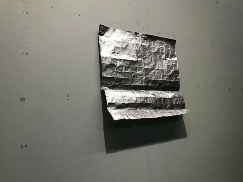 墙上“飘逸”的金属锡纸
