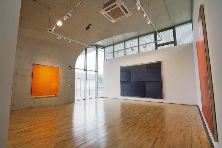 2017hiart space（上海）“反通俗建构：恩里科·巴赫”个展现场，画廊负责人伍劲表示“十年我们才第一次做欧洲艺术家的展览。对于年轻一代艺术家来说，确实世界是平的。对于国内正在兴起的抽象浪潮，一个外来者的视角让我们可以更清楚了解自己的位置”

 
